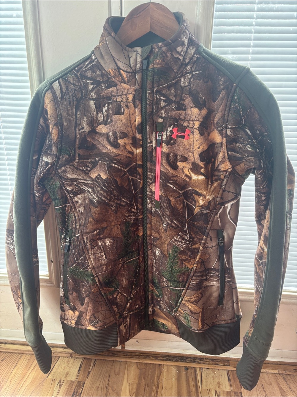 Under Armour Women’s Realtree Camo Hunting Jacket Pink Logo Full Zip